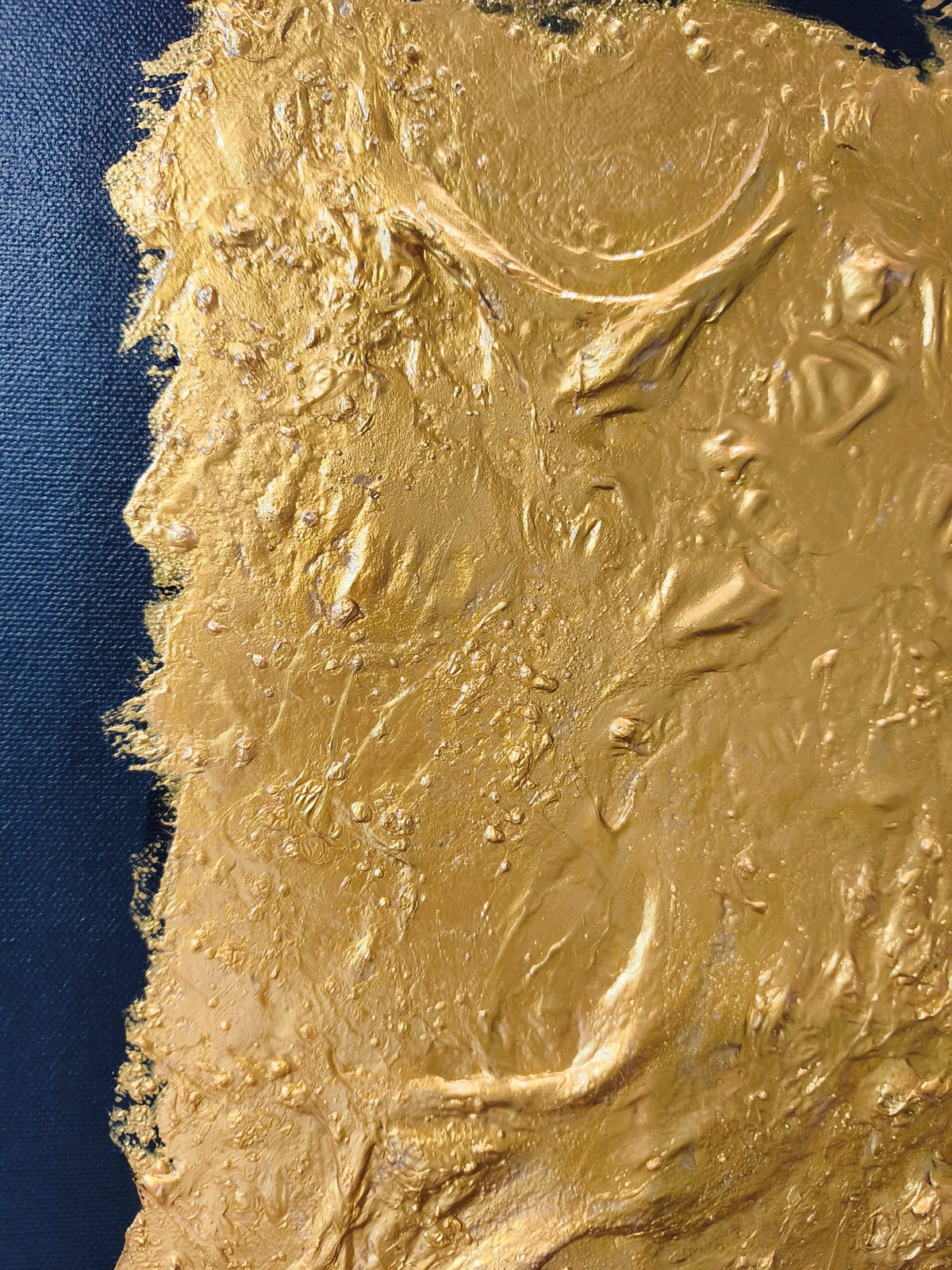 Close-up of Gold IV by Lenon B: folds, bubbles and craters in the gold